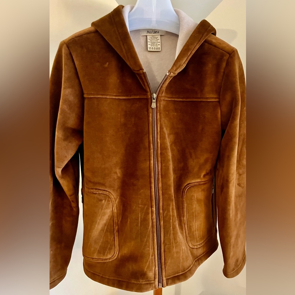 Warm and delicious zipper jacket with hood. Rust color. Size L.